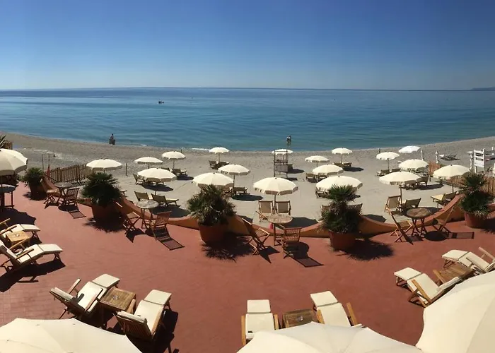 Benvenuti al sito dell'Hotel Arabesque Varigotti: scoprite il vostro paradiso di vacanze in Italia!