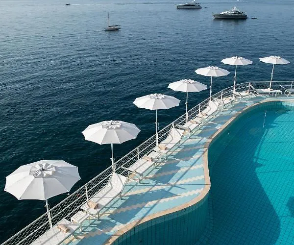 I migliori hotel con jacuzzi a Amalfi - Scopri le strutture più esclusive per il tuo soggiorno confortevole