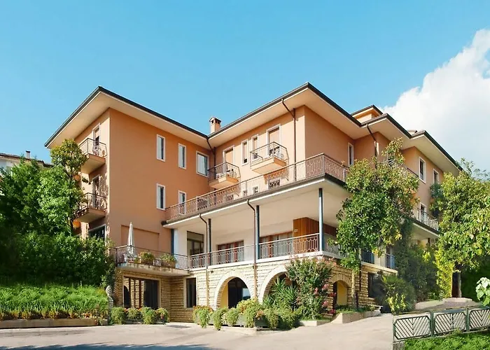 Cercare alloggi a Torri Del Benaco? Scopri le migliori opzioni di hotel!